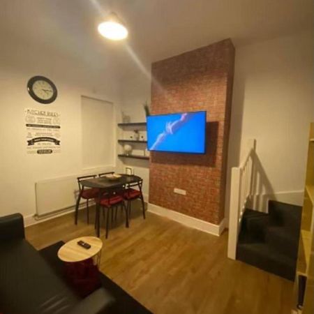 Spacious Four Bedroom Home 3 Bathrooms - كوفنتري المظهر الخارجي الصورة