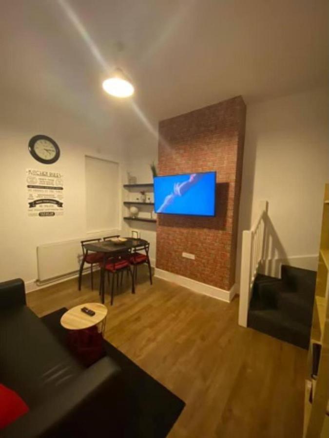 Spacious Four Bedroom Home 3 Bathrooms - كوفنتري المظهر الخارجي الصورة