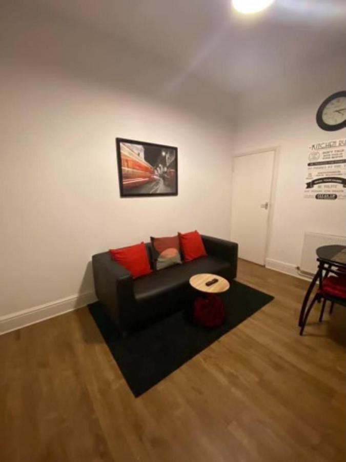 Spacious Four Bedroom Home 3 Bathrooms - كوفنتري المظهر الخارجي الصورة